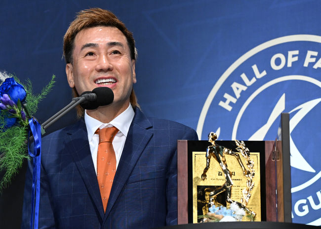 제2회 K리그 명예의전당 헌액식이 16일 서울 종로구 아산정책연구원에서 진행됐다.이번 제2회 K리그 명예의전당 헌액자로는 선수 부문에 김주성, 김병지, 고(故) 유상철, 데얀이 선정됐다. 지도자 부문에 김호 전 수원 삼성 감독, 공헌자 부문에 정몽준 대한축구협회 명예회장이 이름을 올렸다.선수 부문에 헌액된 전 축구선수 김병지가 소감을 말하고 있다. 2025.09.16 /cej@osen.co.kr