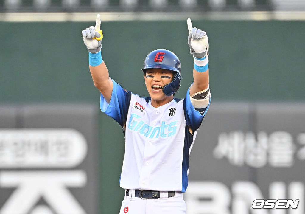 2일 부산 사직야구장에서 2026 신한 SOL KBO 리그 롯데 자이언츠와 삼성 라이온즈의 경기가 열렸다. 홈팀 롯데는 비슬리가, 방문팀 삼성은 보스가 선발 출전했다.롯데 자이언츠 전민재가 1회말 2사 만루 우중간 싹쓸이 2루타를 치고 세리머니를 하고 있다. 2026.08.02 / foto0307@osen.co.kr