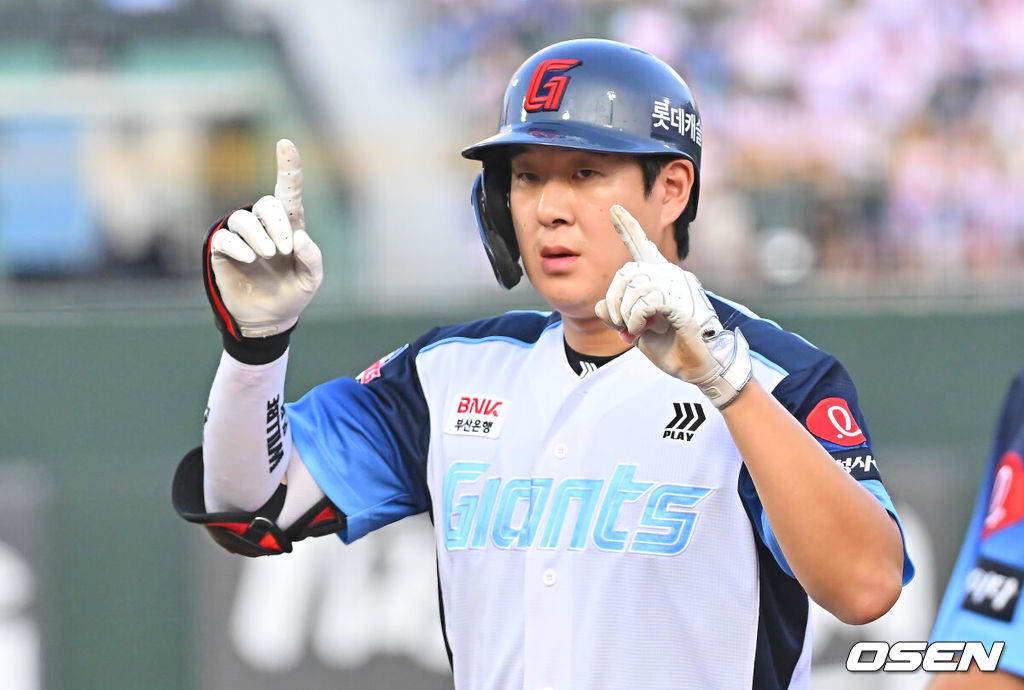 2일 부산 사직야구장에서 2026 신한 SOL KBO 리그 롯데 자이언츠와 삼성 라이온즈의 경기가 열렸다. 홈팀 롯데는 비슬리가, 방문팀 삼성은 보스가 선발 출전했다.롯데 자이언츠 나승엽이 1회말 1사 우익수 앞 안타를 치고 세리머니를 하고 있다. 2026.08.02 / foto0307@osen.co.kr