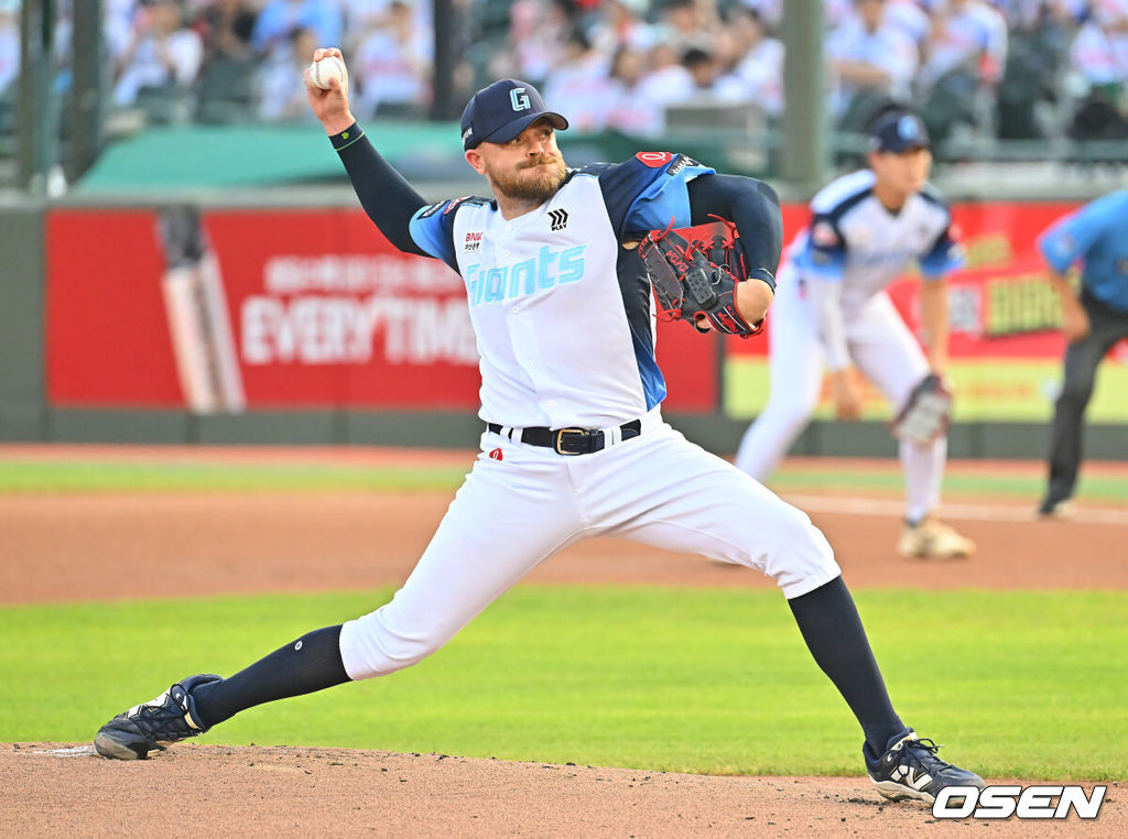 2일 부산 사직야구장에서 2026 신한 SOL KBO 리그 롯데 자이언츠와 삼성 라이온즈의 경기가 열렸다. 홈팀 롯데는 비슬리가, 방문팀 삼성은 보스가 선발 출전했다.롯데 자이언츠 선발 투수 비슬리가 역투하고 있다. 2026.08.02 / foto0307@osen.co.kr