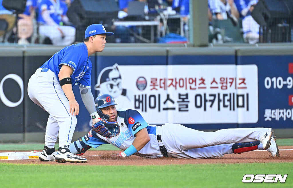 2일 부산 사직야구장에서 2026 신한 SOL KBO 리그 롯데 자이언츠와 삼성 라이온즈의 경기가 열렸다. 홈팀 롯데는 비슬리가, 방문팀 삼성은 보스가 선발 출전했다.롯데 자이언츠 레이예스가 1회말 1사 1루 우중간 1타점 3루타를 치고 진루하고 있다. 2026.08.02 / foto0307@osen.co.kr