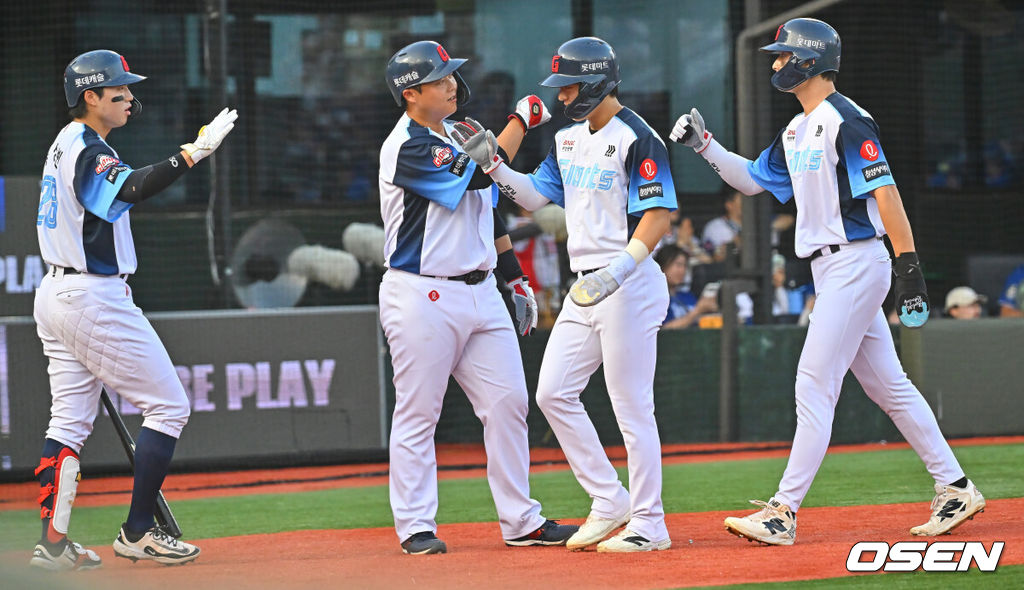2일 부산 사직야구장에서 2026 신한 SOL KBO 리그 롯데 자이언츠와 삼성 라이온즈의 경기가 열렸다. 홈팀 롯데는 비슬리가, 방문팀 삼성은 보스가 선발 출전했다.롯데 자이언츠 한동희, 윤동희, 한태양이 1회말 2사 만루 전민재의 우중간 싹쓸이 2루타에 득점을 올리고 손성빈과 하이파이브를 하고 있다. 2026.08.02 / foto0307@osen.co.kr