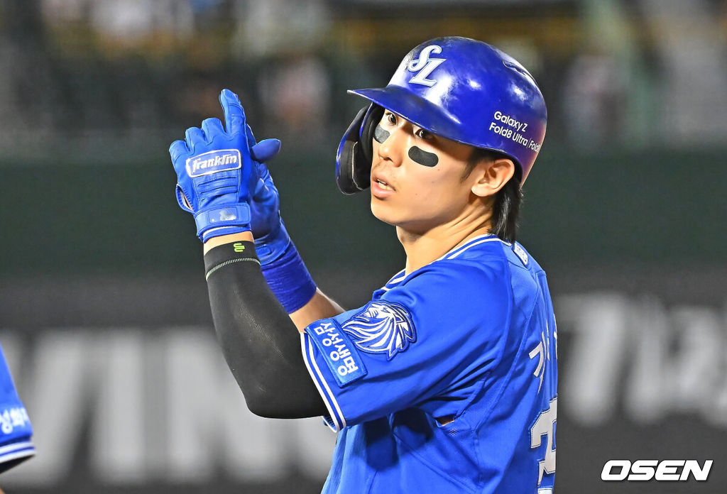 2일 부산 사직야구장에서 2026 신한 SOL KBO 리그 롯데 자이언츠와 삼성 라이온즈의 경기가 열렸다. 홈팀 롯데는 비슬리가, 방문팀 삼성은 보스가 선발 출전했다.삼성 라이온즈 김성윤이 6회초 무사 2,3루 우익수 앞 1타점 안타를 치고 세리머니를 하고 있다. 2026.08.02 / foto0307@osen.co.kr