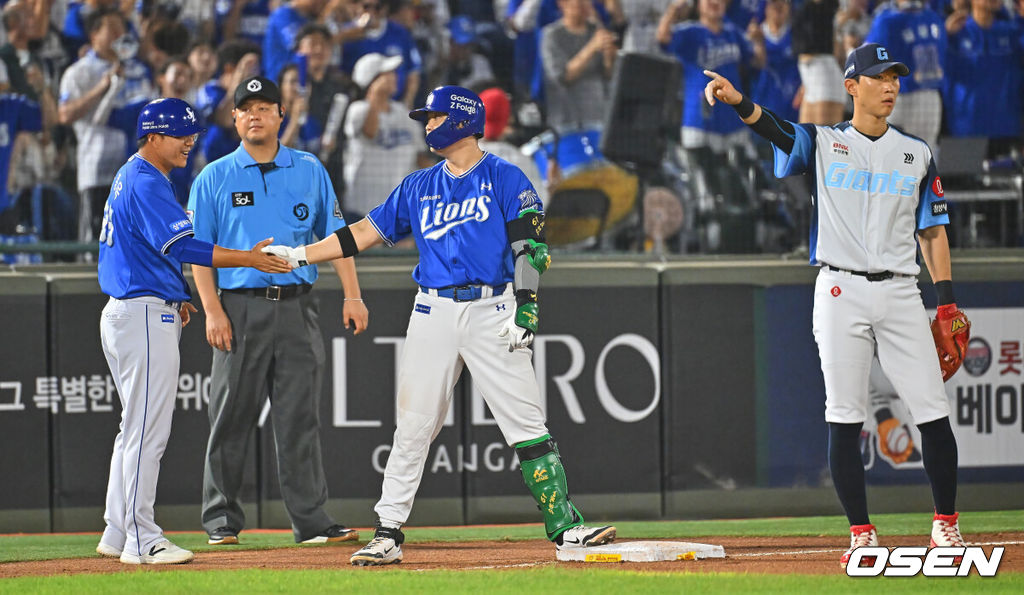 2일 부산 사직야구장에서 2026 신한 SOL KBO 리그 롯데 자이언츠와 삼성 라이온즈의 경기가 열렸다. 홈팀 롯데는 비슬리가, 방문팀 삼성은 보스가 선발 출전했다.삼성 라이온즈 전병우가 6회초 2사 1,2루 우익수 오른쪽 2타점 3루타를 치고 하이파이브를 하고 있다. 2026.08.02 / foto0307@osen.co.kr