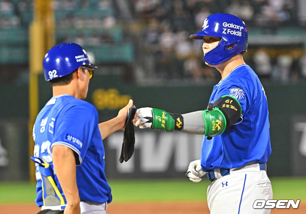 2일 부산 사직야구장에서 2026 신한 SOL KBO 리그 롯데 자이언츠와 삼성 라이온즈의 경기가 열렸다. 홈팀 롯데는 비슬리가, 방문팀 삼성은 보스가 선발 출전했다.삼성 라이온즈 전병우가 8회초 2사 1,2루 중견수 앞 1타점 안타를 치고 하이파이브를 하고 있다. 2026.08.02 / foto0307@osen.co.kr