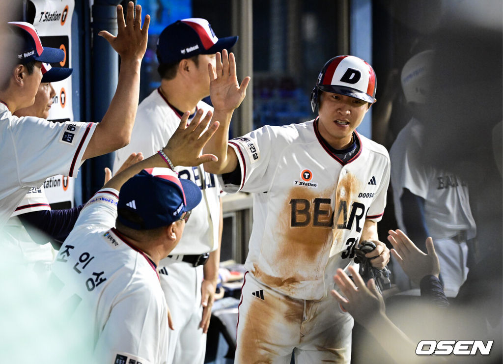 2일 서울 잠실야구장에서 2026 신한 SOL KBO리그 두산 베어스와 LG 트윈스의 경기가 열렸다.이날 두산은 벤자민, LG는 톨허스트를 선발로 내세웠다. 7회말 1사 1,2루에서 두산 2루주자 정수빈이 안재석 땅볼 때 LG 야수진의 다른 주자 수비를 틈타 득점을 올리고 있다. 2026.08.02 /cej@osen.co.kr