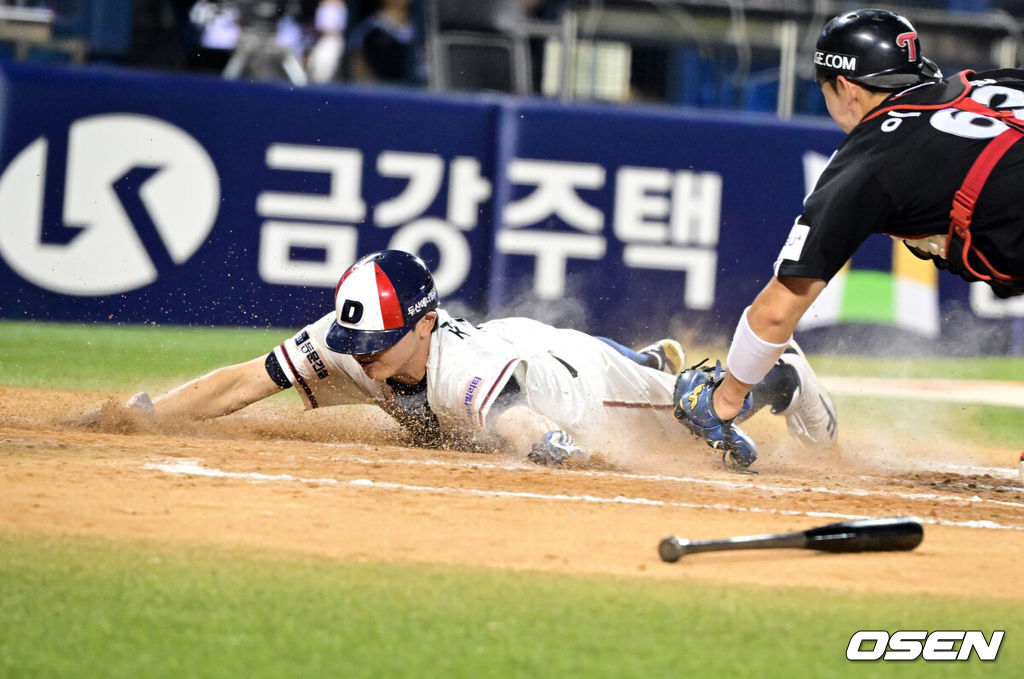 2일 서울 잠실야구장에서 2026 신한 SOL KBO리그 두산 베어스와 LG 트윈스의 경기가 열렸다.이날 두산은 벤자민, LG는 톨허스트를 선발로 내세웠다. 7회말 1사 1,2루에서 두산 2루주자 정수빈이 안재석의 땅볼을 수비하는 틈을 타 득점을 올리고 있다. 2026.08.02 /cej@osen.co.kr