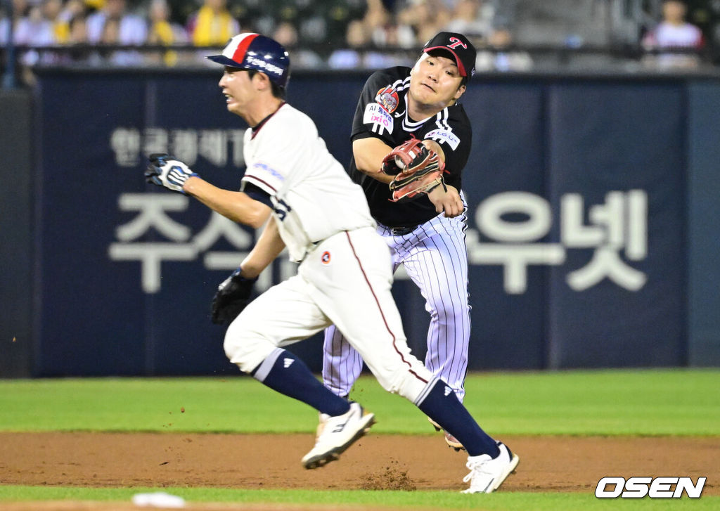 1일 서울 잠실야구장에서 2026 신한 SOL KBO리그 두산 베어스와 LG 트윈스의 경기가 열렸다.이날 두산은 곽빈, LG는 카라스코를 선발로 내세웠다.연장 11회말 1사 2루 박찬호의 땅볼 상황에서 2루주자 정수빈이 3피트 위반으로 아웃되고 있다. 2026.08.01 /cej@osen.co.kr