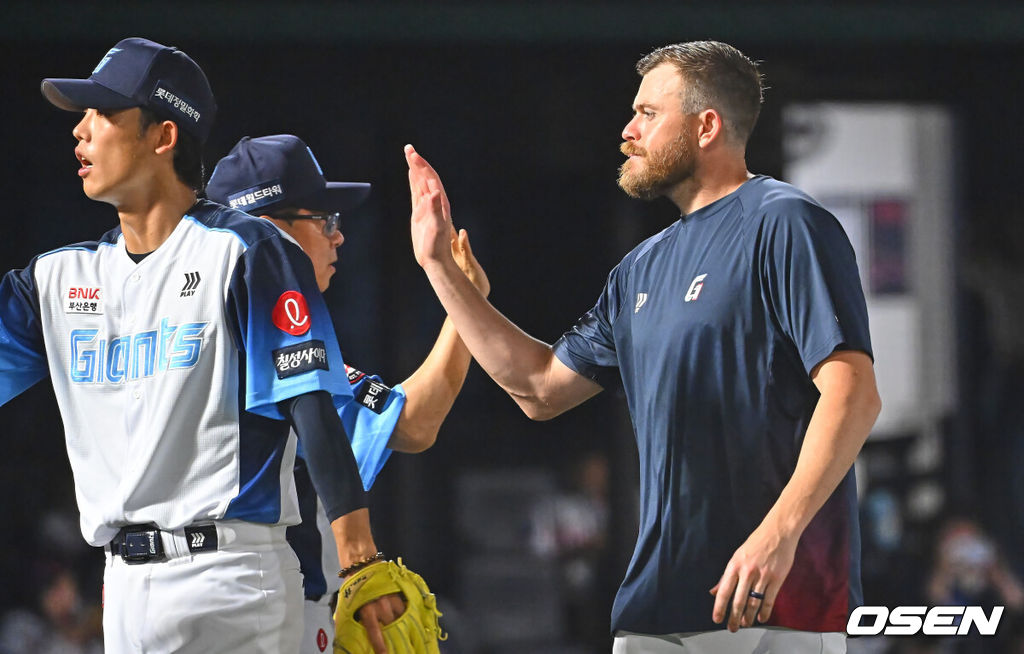 2일 부산 사직야구장에서 2026 신한 SOL KBO 리그 롯데 자이언츠와 삼성 라이온즈의 경기가 열렸다. 홈팀 롯데는 비슬리가, 방문팀 삼성은 보스가 선발 출전했다.롯데 자이언츠 김태형 감독이 삼성 라이온즈에 10-7로 승리한 후 비슬리와 하이파이브를 하고 있다. 2026.08.02 / foto0307@osen.co.kr