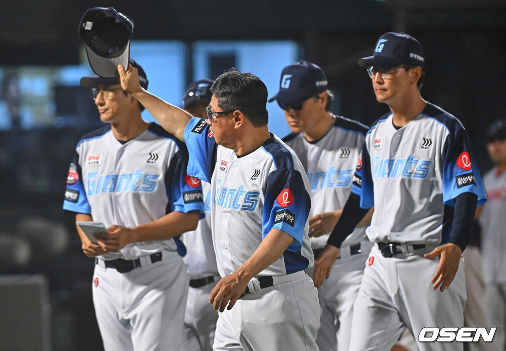 2일 부산 사직야구장에서 2026 신한 SOL KBO 리그 롯데 자이언츠와 삼성 라이온즈의 경기가 열렸다. 홈팀 롯데는 비슬리가, 방문팀 삼성은 보스가 선발 출전했다.롯데 자이언츠 김태형 감독이 삼성 라이온즈에 10-7로 승리한 후 팬들에게 인사를 하고 있다. 2026.08.02 / foto0307@osen.co.kr