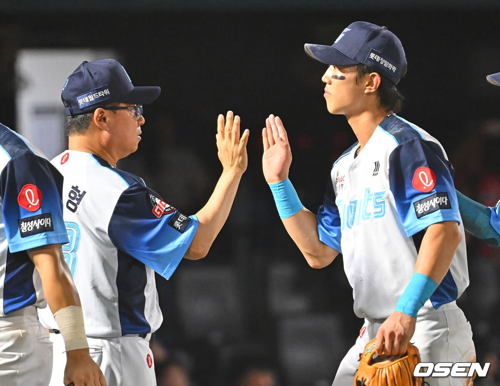 2일 부산 사직야구장에서 2026 신한 SOL KBO 리그 롯데 자이언츠와 삼성 라이온즈의 경기가 열렸다. 홈팀 롯데는 비슬리가, 방문팀 삼성은 보스가 선발 출전했다.롯데 자이언츠 김태형 감독이 삼성 라이온즈에 10-7로 승리한 후 전민재와 하이파이브를 하고 있다. 2026.08.02 / foto0307@osen.co.kr
