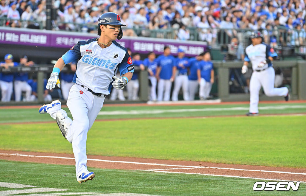 2일 부산 사직야구장에서 2026 신한 SOL KBO 리그 롯데 자이언츠와 삼성 라이온즈의 경기가 열렸다. 홈팀 롯데는 비슬리가, 방문팀 삼성은 보스가 선발 출전했다.롯데 자이언츠 전민재가 1회말 2사 만루 우중간 싹쓸이 2루타를 치고 진루하고 있다. 2026.08.02 / foto0307@osen.co.kr