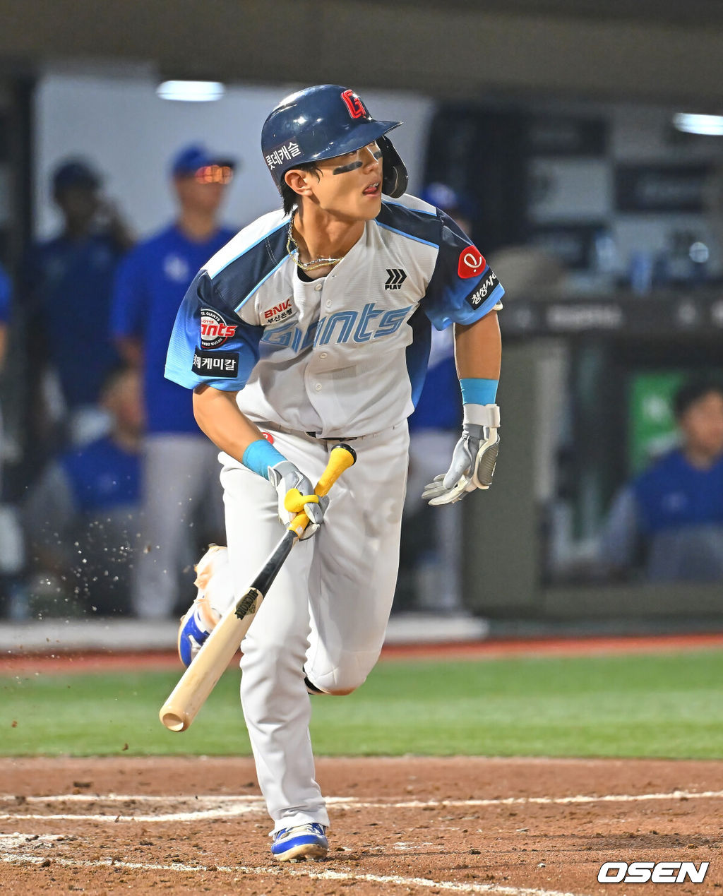 2일 부산 사직야구장에서 2026 신한 SOL KBO 리그 롯데 자이언츠와 삼성 라이온즈의 경기가 열렸다. 홈팀 롯데는 비슬리가, 방문팀 삼성은 보스가 선발 출전했다.롯데 자이언츠 전민재가 7회말 1사 2루 우중간 1타점 2루타를 치고 있다. 2026.08.02 / foto0307@osen.co.kr