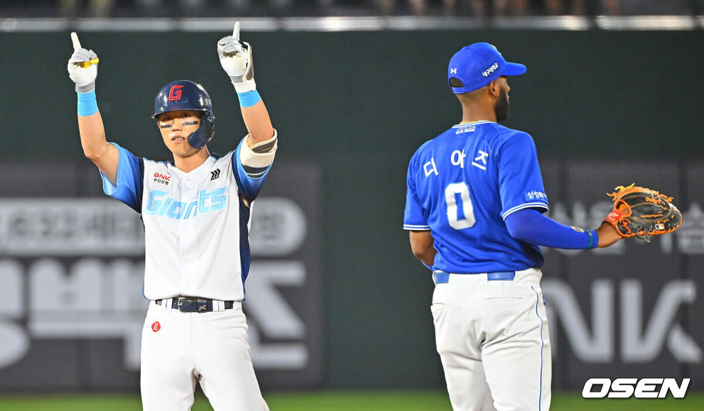 2일 부산 사직야구장에서 2026 신한 SOL KBO 리그 롯데 자이언츠와 삼성 라이온즈의 경기가 열렸다. 홈팀 롯데는 비슬리가, 방문팀 삼성은 보스가 선발 출전했다.롯데 자이언츠 전민재가 7회말 1사 2루 우중간 1타점 2루타를 치고 세리머니를 하고 있다. 2026.08.02 / foto0307@osen.co.kr