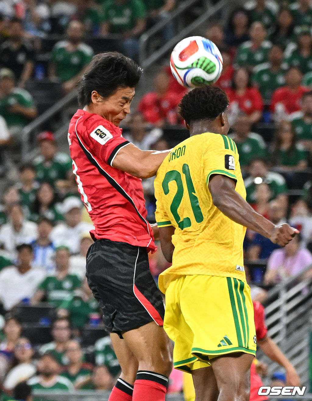 홍명보 감독이 이끄는 대한민국 축구대표팀은 25일(이하 한국시간) 오전 10시 멕시코 몬테레이 스타디움에서 개최된 2026 국제축구연맹(FIFA) 북중미 월드컵 조별리그 A조 최종전에서 남아프리카공화국에게 0-1 충격패를 당했다. 1승2패가 된 한국은 A조 3위로 밀리며 32강 자력진출에 실패했다. 한국은 나머지 조들의 상황을 따져보고 32강에 진출할 가능성은 남아있다. 1승1무1패의 남아공이 2위로 32강 진출을 확정지었다. 후반 대한민국 조규성이 헤더를 시도하고 있다. 2026.06.25 /sunday@osen.co.kr