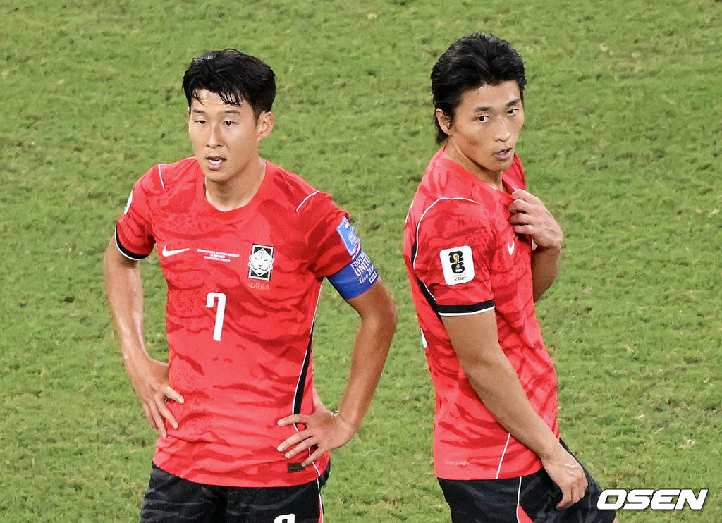 홍명보 감독이 이끄는 대한민국 축구대표팀은 25일(이하 한국시간) 오전 10시 멕시코 몬테레이 스타디움에서 개최된 2026 국제축구연맹(FIFA) 북중미 월드컵 조별리그 A조 최종전에서 남아프리카공화국에게 0-1 충격패를 당했다. 1승2패가 된 한국은 A조 3위로 밀리며 32강 자력진출에 실패했다. 한국은 나머지 조들의 상황을 따져보고 32강에 진출할 가능성은 남아있다.후반 대한민국 손흥민, 조규성이 숨을 고르고 있다. 2026.06.25 /sunday@osen.co.kr