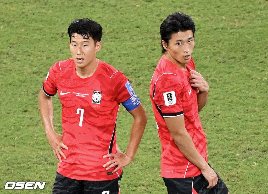 홍명보 감독이 이끄는 대한민국 축구대표팀은 25일(이하 한국시간) 오전 10시 멕시코 몬테레이 스타디움에서 개최된 2026 국제축구연맹(FIFA) 북중미 월드컵 조별리그 A조 최종전에서 남아프리카공화국에게 0-1 충격패를 당했다. 1승2패가 된 한국은 A조 3위로 밀리며 32강 자력진출에 실패했다. 한국은 나머지 조들의 상황을 따져보고 32강에 진출할 가능성은 남아있다.후반 대한민국 손흥민, 조규성이 숨을 고르고 있다. 2026.06.25 /sunday@osen.co.kr
