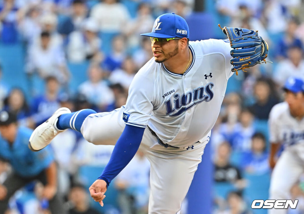 7일 대구삼성라이온즈파크에서 2026 신한 SOL KBO 리그 삼성 라이온즈와 LG 트윈스의 경기가 열렸다. 홈팀 삼성은 후라도가, 방문팀 LG는 톨허스트가 선발 출전했다. 삼성 라이온즈 선발 투수 후라도가 2회초 2사 만루 LG 트윈스 박해민을 삼진으로 잡고 있다. 2026.07.07 / foto0307@osen.co.kr