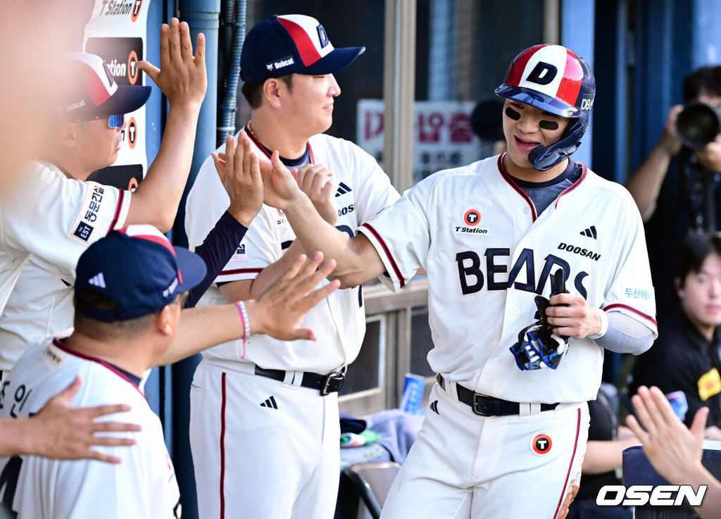 2일 서울 잠실야구장에서 2026 신한 SOL KBO리그 두산 베어스와 LG 트윈스의 경기가 열렸다.이날 두산은 벤자민, LG는 톨허스트를 선발로 내세웠다. 4회말 2사 2루에서 두산 박준순의 적시타에 김대한이 득점을 올리고 있다. 2026.08.02 /cej@osen.co.kr