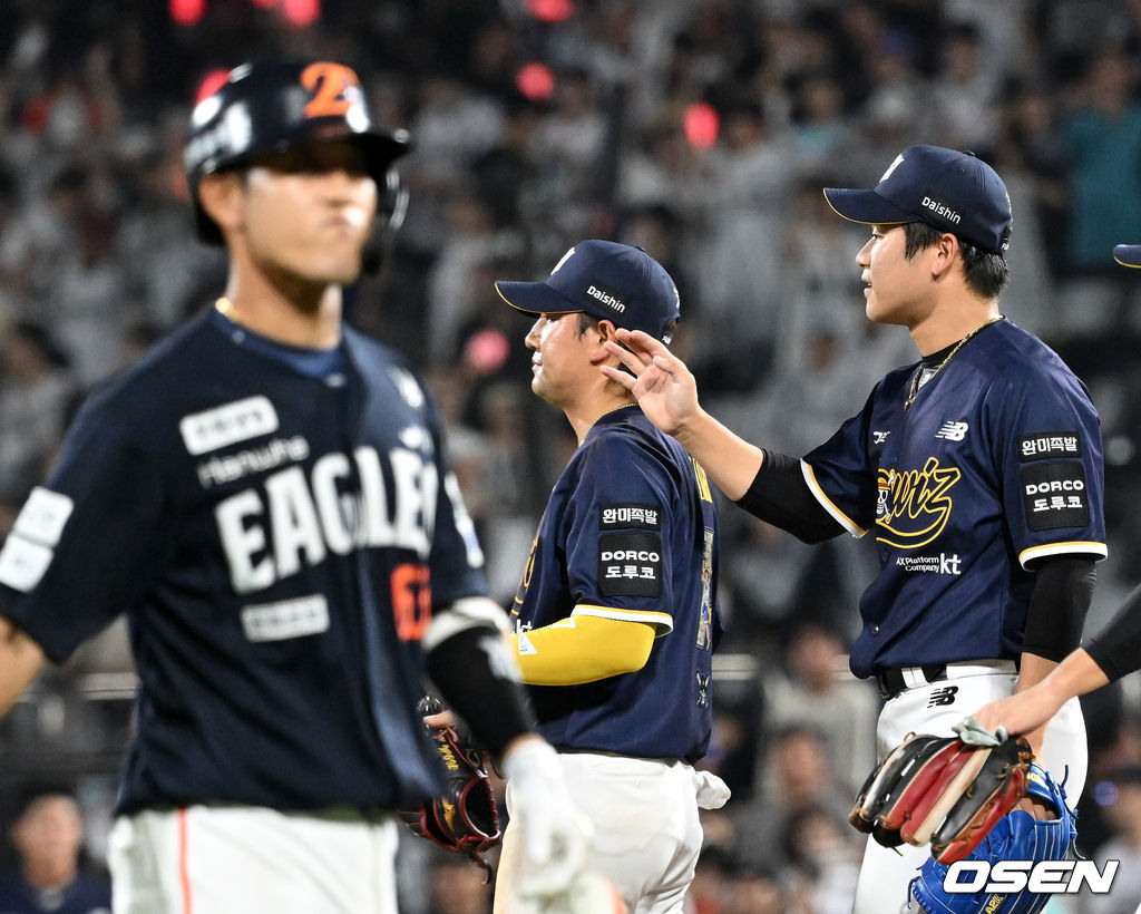 환호하는 동생 박영현,'형제의 뜨거운 승부욕에 KBO 팬들은 즐겁다'