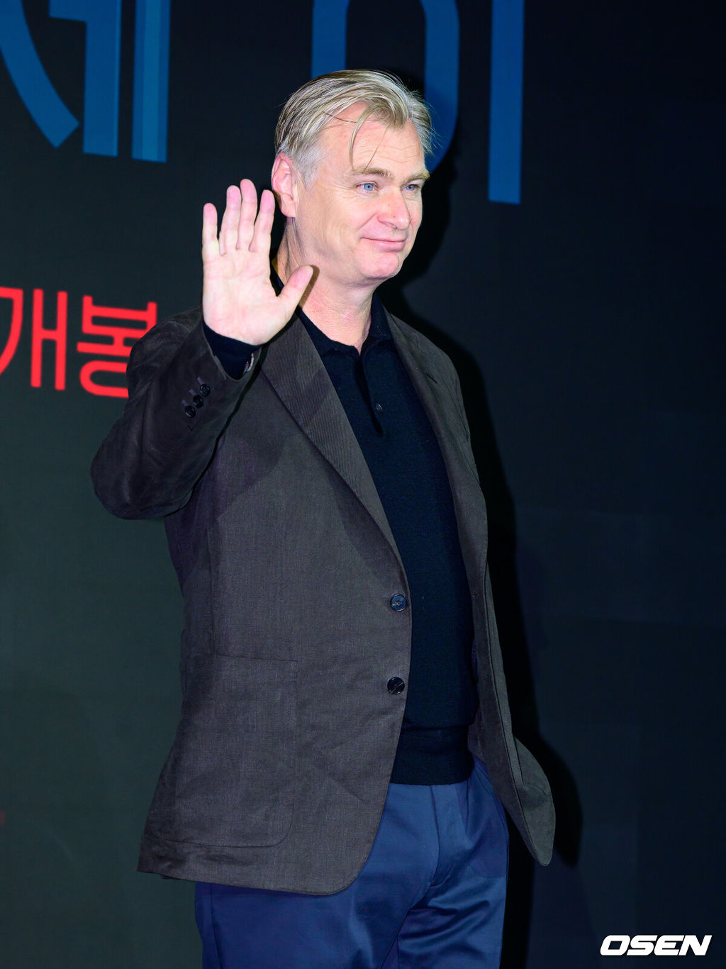 3일 서울 종로구 당주동 포시즌스 호텔 서울에서 영화 ‘오디세이’ 내한 기자간담회가 열렸다.'오디세이'는 트로이 전쟁을 승리로 이끈 영웅 오디세우스(맷 데이먼 분)가 집으로 돌아가기 위해 신들의 분노에 맞서 싸우는 대서사시 를 그린다. 고대 그리스 신화의 정수로 꼽히는 시인 호메로스의 '오디세이아'를 스크린에 옮겼다. 크리스토퍼 놀란 감독이 포토타임을 하고 있다. 2026.08.03 / jpnews@osen.co.kr