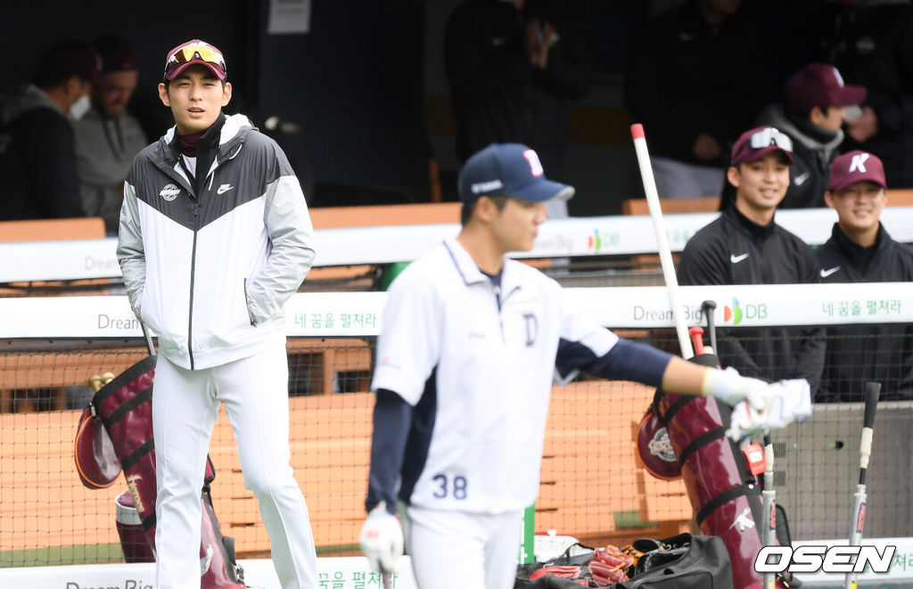 22일 오후 서울 송파구 잠실 야구장에서 두산 베어스와 키움 히어로즈 선수들이 연습 경기에 앞서 훈련을 가졌다.키움 이정후가 두산 선수들의 훈련을 지켜보고 있다. /cej@osen.co.kr