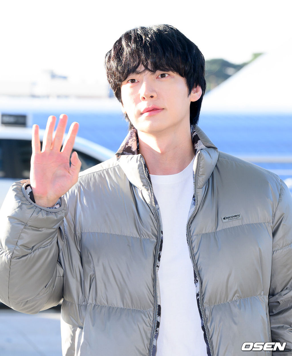 배우 안재현이 21일 오전 해외 일정차 인천국제공항을 통해 상하이로 출국했다.안재현은 코미디TV 공동제작 예능 '어디로 튈지 몰라’에 출연 중이다.안재현이 출국장으로 향하며 팬과 취재진을 향해 인사를 하고 있다. 2025.11.21 /sunday@osen.co.kr