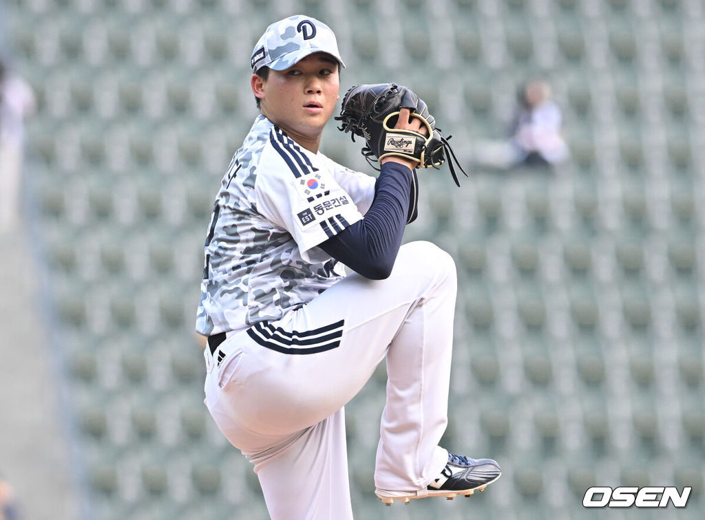 17일 서울 잠실야구장에서 ‘2026 신한 SOL Bank KBO리그’ 두산 베어스와 KT 위즈의 경기가 열렸다.홈팀 두산은 타카다를, 방문팀 KT는 사우어를 선발로 내세웠다.두산 선발 타카다가 역투하고 있다. 2026.06.17 /cej@osen.co.kr