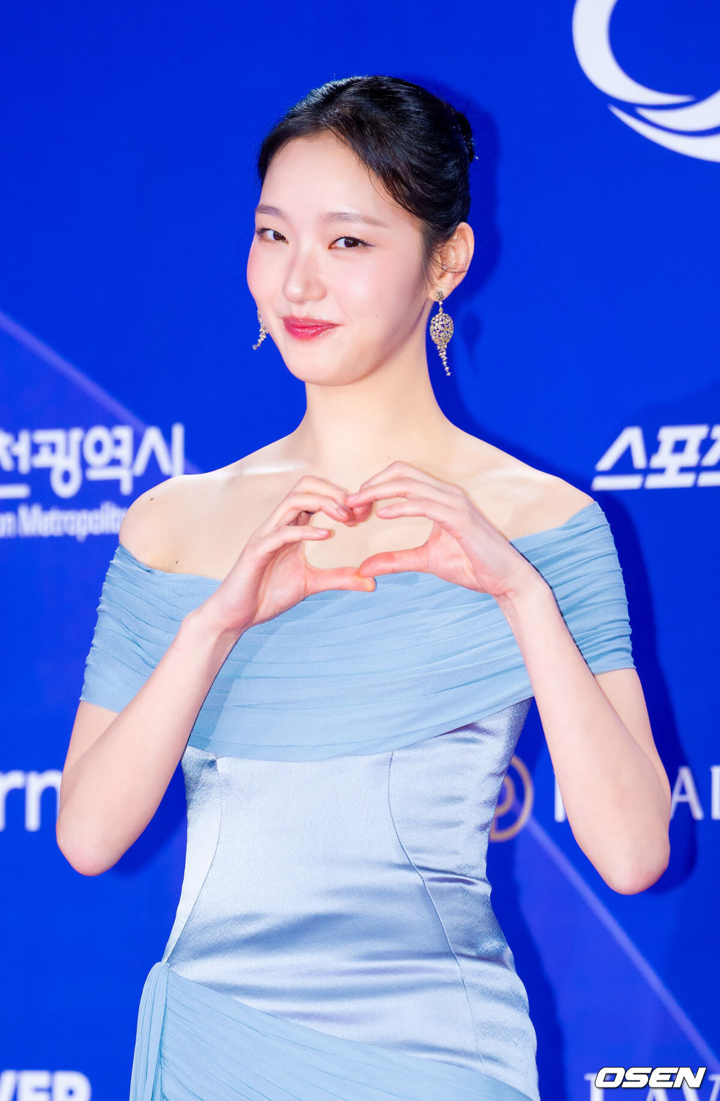제5회 청룡시리즈어워즈 레드카펫 및 포토월 행사가 31일 인천 파라다이스시티에서 열렸다.청룡시리즈어워즈는 2022년 대한민국 최초로 시도된 오리지널 스트리밍 시리즈를 대상으로 하는 시상식이다. 사회는 전현무와 임윤아로 5년 연속 호흡을 맞춘다.배우 김고은이 레드카펫을 밟고 있다. 2025.07.31 / rumi@osen.co.kr