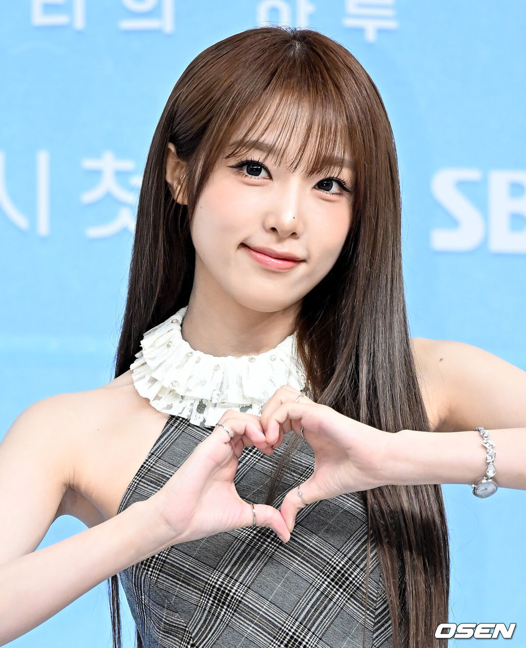 [OSEN=조은정 기자SBS 새 예능 프로그램 ‘내 남은 연애’ 제작발표회가 서울 양천구 SBS 방송센터에서 열렸다.‘내 남은 연애’는 시한부 선고를 받았거나 죽음의 문턱까지 갔던 투병 경험을 가진 2030 청춘들이 다시 삶과 사랑을 마주하는 연애 리얼리티다. 최예나가 포즈를 취하고 있다. 2026.07.31 /cej@osen.co.kr