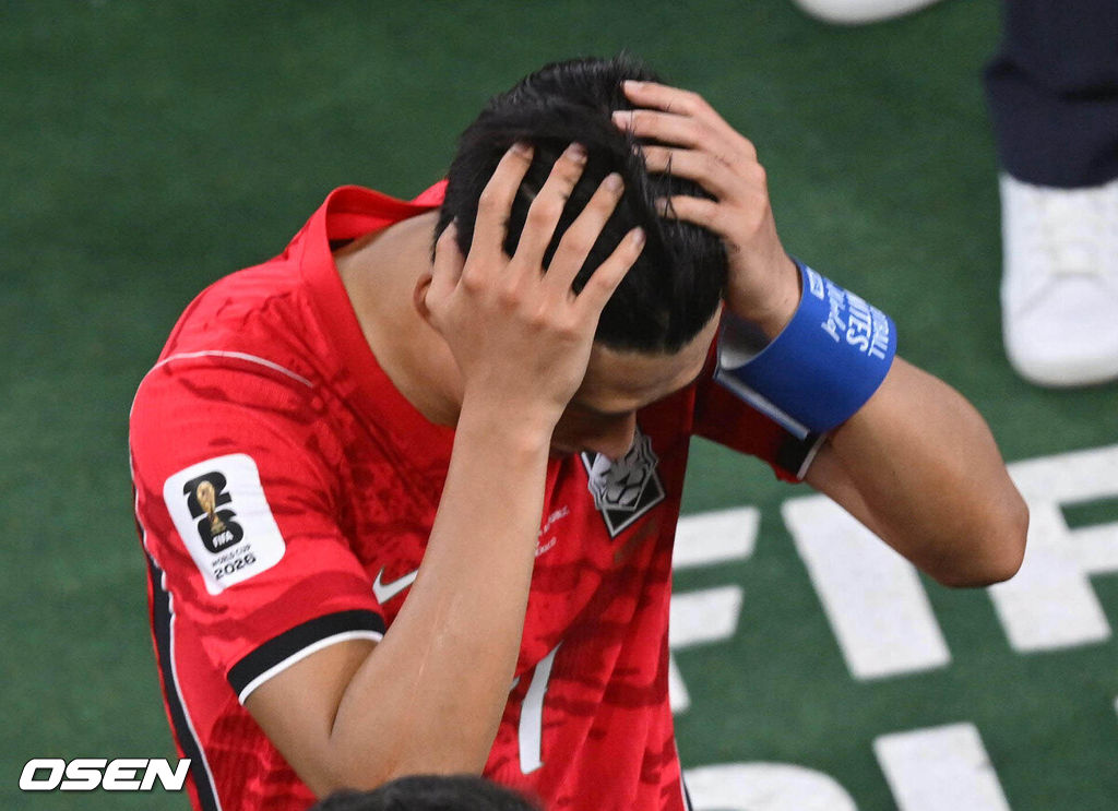 홍명보 감독이 이끄는 대한민국 축구대표팀은 25일(이하 한국시간) 오전 10시 멕시코 몬테레이 스타디움에서 개최된 2026 국제축구연맹(FIFA) 북중미 월드컵 조별리그 A조 최종전에서 남아프리카공화국에게 0-1 충격패를 당했다. 1승2패가 된 한국은 A조 3위로 밀리며 32강 자력진출에 실패했다. 한국은 나머지 조들의 상황을 따져보고 32강에 진출할 가능성은 남아있다.경기 종료 후 대한민국 손흥민이 그라운드를 나가고 있다. 2026.06.25 /sunday@osen.co.kr