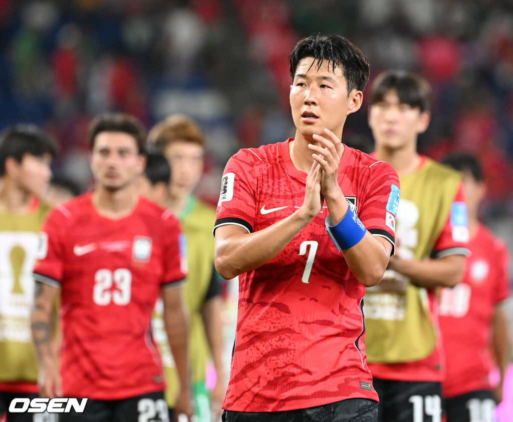 홍명보 감독이 이끄는 대한민국 축구대표팀은 25일(이하 한국시간) 오전 10시 멕시코 몬테레이 스타디움에서 개최된 2026 국제축구연맹(FIFA) 북중미 월드컵 조별리그 A조 최종전에서 남아프리카공화국에게 0-1 충격패를 당했다. 1승2패가 된 한국은 A조 3위로 밀리며 32강 자력진출에 실패했다. 한국은 나머지 조들의 상황을 따져보고 32강에 진출할 가능성은 남아있다. 1승1무1패의 남아공이 2위로 32강 진출을 확정지었다. 경기 종료 후 대한민국 손흥민이 관중석을 향해 인사를 하고 있다. 2026.06.25 /sunday@osen.co.kr