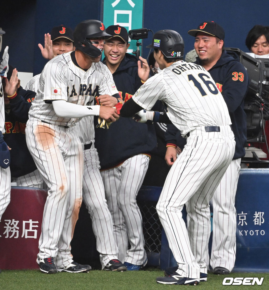 6일 오사카 교세라돔에서 2023 WBC(월드베이스볼클래식) 에 참가한 일본 대표팀이 한신 타이거즈와 연습경기를 가졌다.일본 3회초 2사 1,2루 오타니가 낮은 볼을 걷어올려 스리런 홈런을 치고 있다.2023.03.06/spjj@osen.co.kr