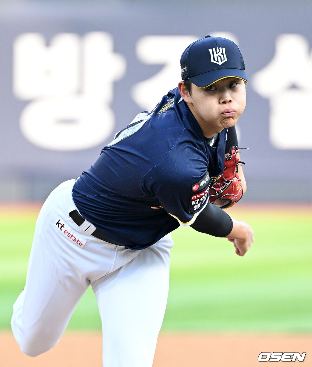 31일 수원 KT위즈파크에서 2026 신한 SOL KBO리그 KT 위즈와 한화 이글스의 경기가 열렸다.이날 KT는 소형준, 한화는 류현진을 선발로 내세웠다.1회초 무사에서 KT 선발투수 소형준이 역투하고 있다. 2026.07.31 /sunday@osen.co.kr