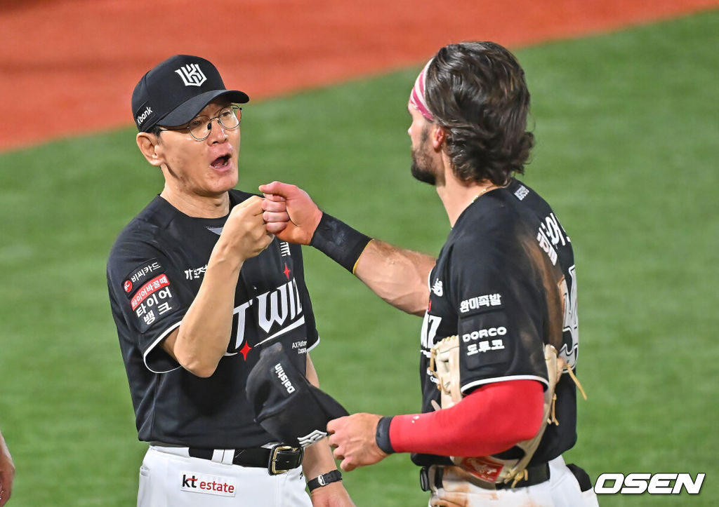 24일 부산 사직야구장에서 2026 신한 SOL KBO 리그 롯데 자이언츠와 KT 위즈의 경기가 열렸다. 홈팀 롯데는 나균안이, 방문팀 KT는 로건이 선발 출전했다.KT 위즈 이강철 감독이 롯데 자이언츠에 5-4로 승리한 후 힐리어드와 하이파이브를 하고 있다. 2026.07.24 / foto0307@osen.co.kr