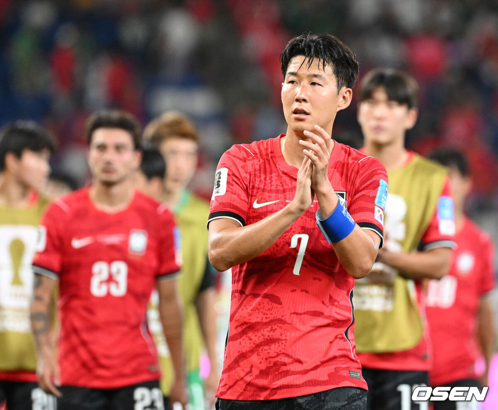 홍명보 감독이 이끄는 대한민국 축구대표팀은 25일(이하 한국시간) 오전 10시 멕시코 몬테레이 스타디움에서 개최된 2026 국제축구연맹(FIFA) 북중미 월드컵 조별리그 A조 최종전에서 남아프리카공화국에게 0-1 충격패를 당했다. 1승2패가 된 한국은 A조 3위로 밀리며 32강 자력진출에 실패했다. 한국은 나머지 조들의 상황을 따져보고 32강에 진출할 가능성은 남아있다. 1승1무1패의 남아공이 2위로 32강 진출을 확정지었다. 경기 종료 후 대한민국 손흥민이 관중석을 향해 인사를 하고 있다. 2026.06.25 /sunday@osen.co.kr