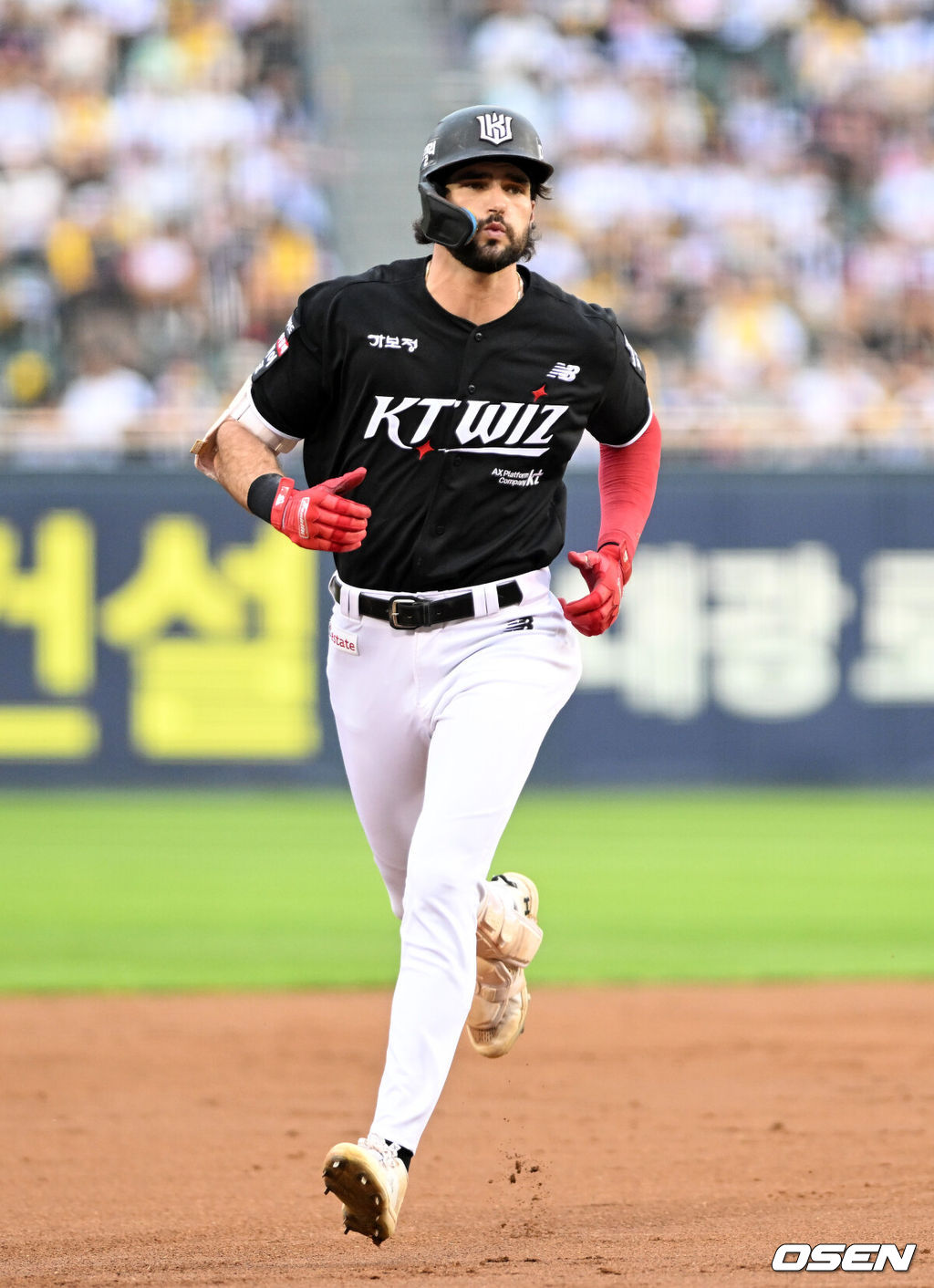 17일 서울 잠실야구장에서 2026 신한 SOL KBO리그 LG 트윈스와 KT 위즈의 경기가 열렸다.이날 LG는 라클란 웰스, KT는 소형준을 선발로 내세웠다.3회말 2사 만루에서 KT 힐리어드가 좌월 만루 홈런을 치고 그라운드를 돌고 있다. 2026.07.17 /sunday@osen.co.kr