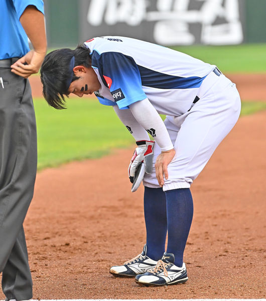 31일 부산 사직야구장에서 2026 신한 SOL KBO 리그 롯데 자이언츠와 삼성 라이온즈의 경기가 열렸다. 홈팀 롯데는 김진욱이, 방문팀 삼성은 원태인이 선발 출전했다.롯데 자이언츠 황성빈이 1회초 2루수 앞 내야 안타를 치고 1루에 진루, 더위를 참지 못하고 어지럼증을 호소하고 있다. 2026.07.31 / foto0307@osen.co.kr