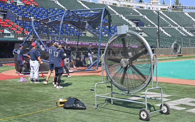 2일 부산 사직야구장에서 2026 신한 SOL KBO 리그 롯데 자이언츠와 삼성 라이온즈의 경기가 열린다. 홈팀 롯데는 비슬리가, 방문팀 삼성은 보스가 선발 출전한다.롯데 자이언츠 선수들이 대형 선풍기를 켜고 훈련을 하고 있다. 2026.08.02 / foto0307@osen.co.kr