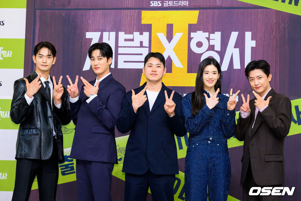 4일 오후 서울 목동 SBS에서 SBS 새 금토드라마 ‘재벌X형사2’ 제작발표회가 진행됐다. ‘재벌X형사2’는 수사가 막히면 재력으로 판을 뒤집는 재벌형사 진이수(안보현 분)와 새 팀장 주혜라(정은채 분)의 돈발 날리는 유쾌·상쾌·통쾌 사이다 공조 수사극으로 김재홍 감독을 비롯해 안보현, 정은채, 강상준, 김신비 등이 참석했다.배우 강상준과 안보현, 김재홍 감독, 정은채, 김신비가 포즈를 취하고 있다. 2026.08.04 / soul1014@osen.co.kr