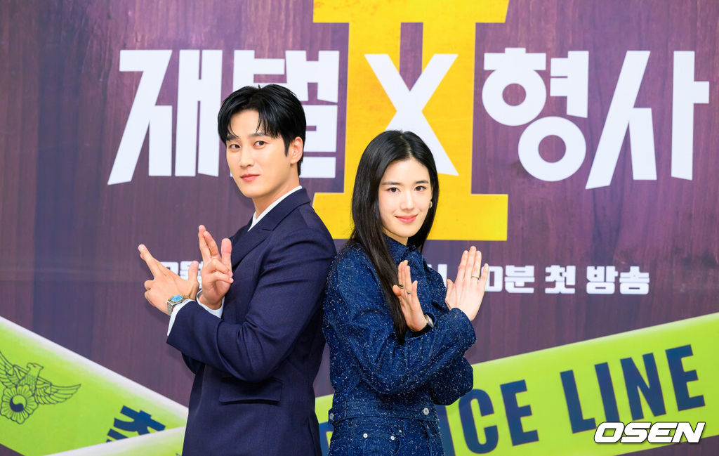 4일 오후 서울 목동 SBS에서 SBS 새 금토드라마 ‘재벌X형사2’ 제작발표회가 진행됐다. ‘재벌X형사2’는 수사가 막히면 재력으로 판을 뒤집는 재벌형사 진이수(안보현 분)와 새 팀장 주혜라(정은채 분)의 돈발 날리는 유쾌·상쾌·통쾌 사이다 공조 수사극으로 김재홍 감독을 비롯해 안보현, 정은채, 강상준, 김신비 등이 참석했다.배우 안보현과 정은채가 포즈를 취하고 있다. 2026.08.04 / soul1014@osen.co.kr