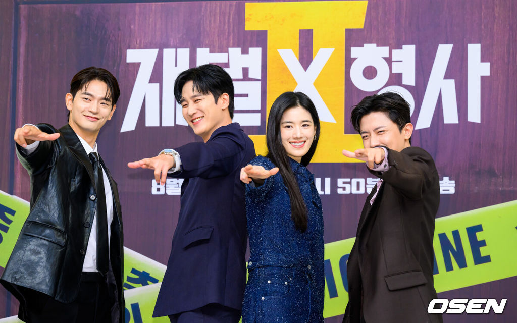 4일 오후 서울 목동 SBS에서 SBS 새 금토드라마 ‘재벌X형사2’ 제작발표회가 진행됐다. ‘재벌X형사2’는 수사가 막히면 재력으로 판을 뒤집는 재벌형사 진이수(안보현 분)와 새 팀장 주혜라(정은채 분)의 돈발 날리는 유쾌·상쾌·통쾌 사이다 공조 수사극으로 김재홍 감독을 비롯해 안보현, 정은채, 강상준, 김신비 등이 참석했다.배우 강상준과 안보현, 정은채, 김신비가 포즈를 취하고 있다. 2026.08.04 / soul1014@osen.co.kr