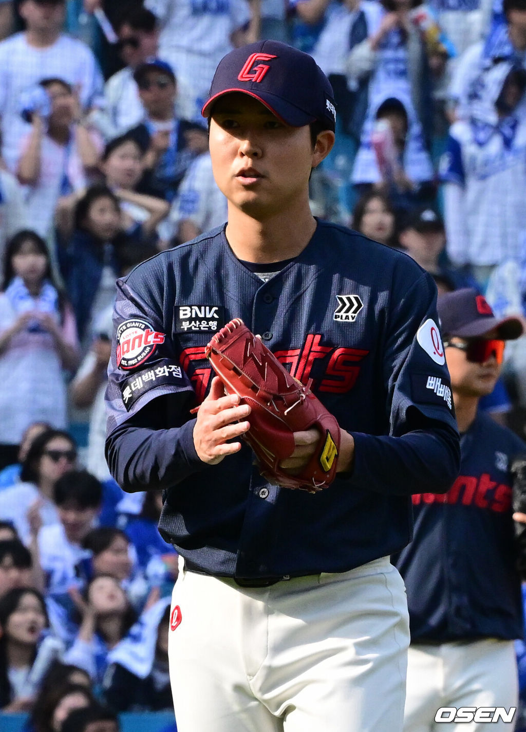 29일 대구삼성라이온즈파크에서 ‘2026 신한 SOL KBO 리그’ 삼성 라이온즈와 롯데 자이언츠의 개막시리즈 경기가 열렸다.개막전 선발 투수로 삼성은 최원태를 롯데는 비슬리를 내세웠다.6회말 1사 1루에서 롯데 쿄야마가 삼성 최형우에게 병살타를 이끌어내며 이닝일 마친 뒤 기뻐하고 있다. 2026.03.29 /cej@osen.co.kr