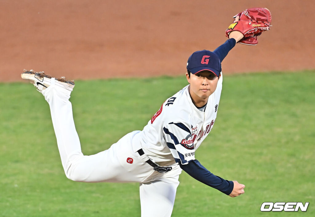 4일 부산 사직야구장에서 2026 신한 SOL KBO 리그 롯데 자이언츠와 SSG 랜더스의 경기가 열렸다. 홈팀 롯데는 비슬리가, 방문팀 SSG는 김건우가 선발 출전했다.롯데 자이언츠 쿄야마가 역투하고 있다. 2026.04.04 / foto0307@osen.co.kr