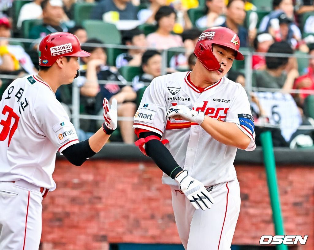 1회말 2사 주자 2루 SSG 전의산이 중월 선취 투런 홈런을 때린 후 홈을 밟으며 기뻐하고 있다. 2026.08.04 / rumi@osen.co.kr