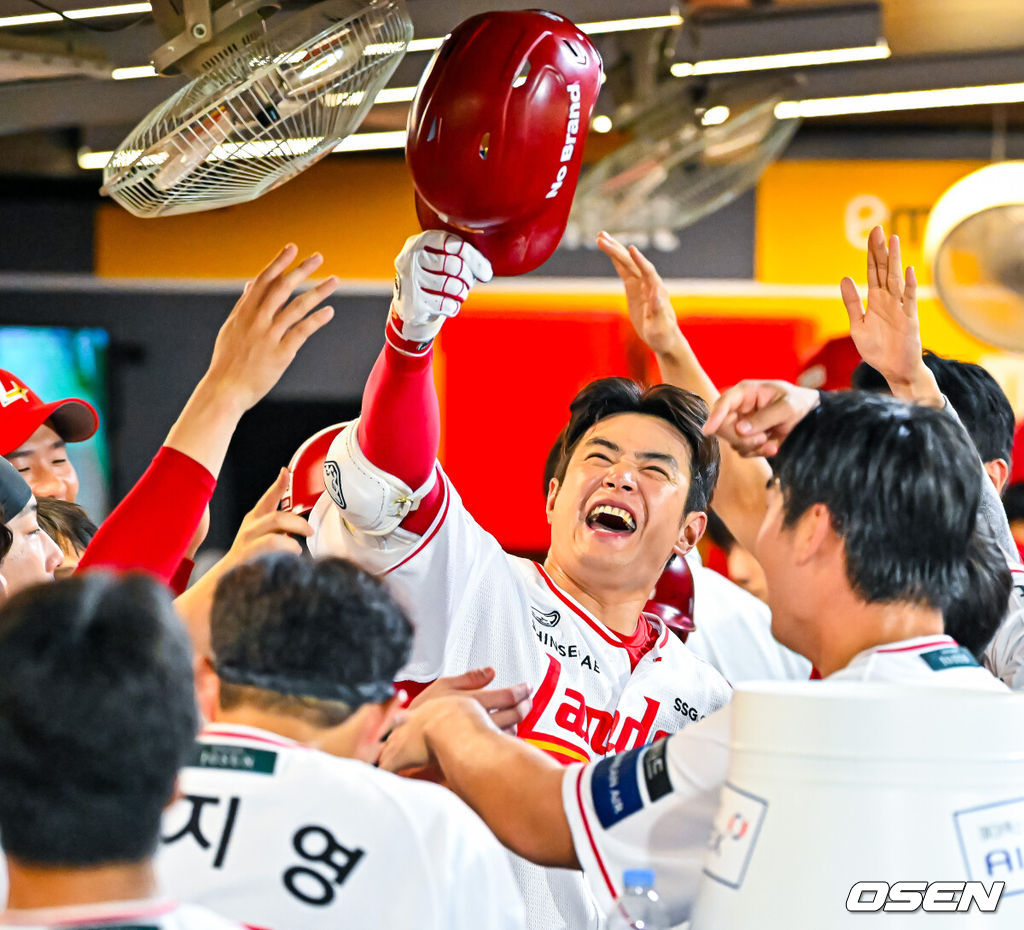 4일 인천 SSG랜더스필드에서 2026 신한 SOL KBO리그 SSG 랜더스와 LG 트윈스의 경기가 열렸다.이날 SSG는 김민준, LG는 웰스를 선발로 내세웠다.7회말 2사 주자 1,2루 SSG 김재환이 우월 스리런 홈런을 때린 후 덕아웃에서 기뻐하고 있다. 2026.08.04 / rumi@osen.co.kr