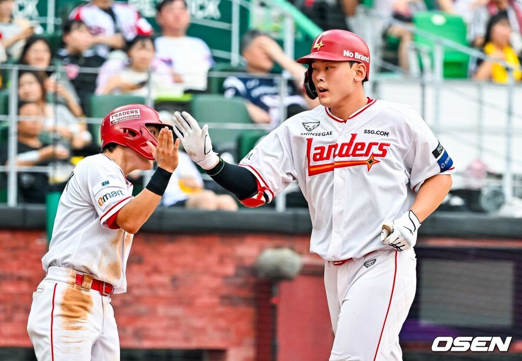 1회말 2사 주자 2루 SSG 전의산이 중월 선취 투런 홈런을 때린 후 홈을 밟으며 기뻐하고 있다. 2026.08.04 / rumi@osen.co.kr