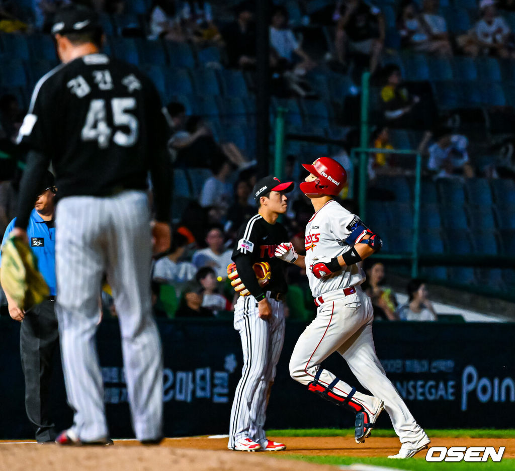 4일 인천 SSG랜더스필드에서 2026 신한 SOL KBO리그 SSG 랜더스와 LG 트윈스의 경기가 열렸다.이날 SSG는 김민준, LG는 웰스를 선발로 내세웠다.7회말 2사 주자 1,2루 SSG 조형우가 중월 스리런 홈런을 때린 후 그라운드를 돌고 있다. 2026.08.04 / rumi@osen.co.kr