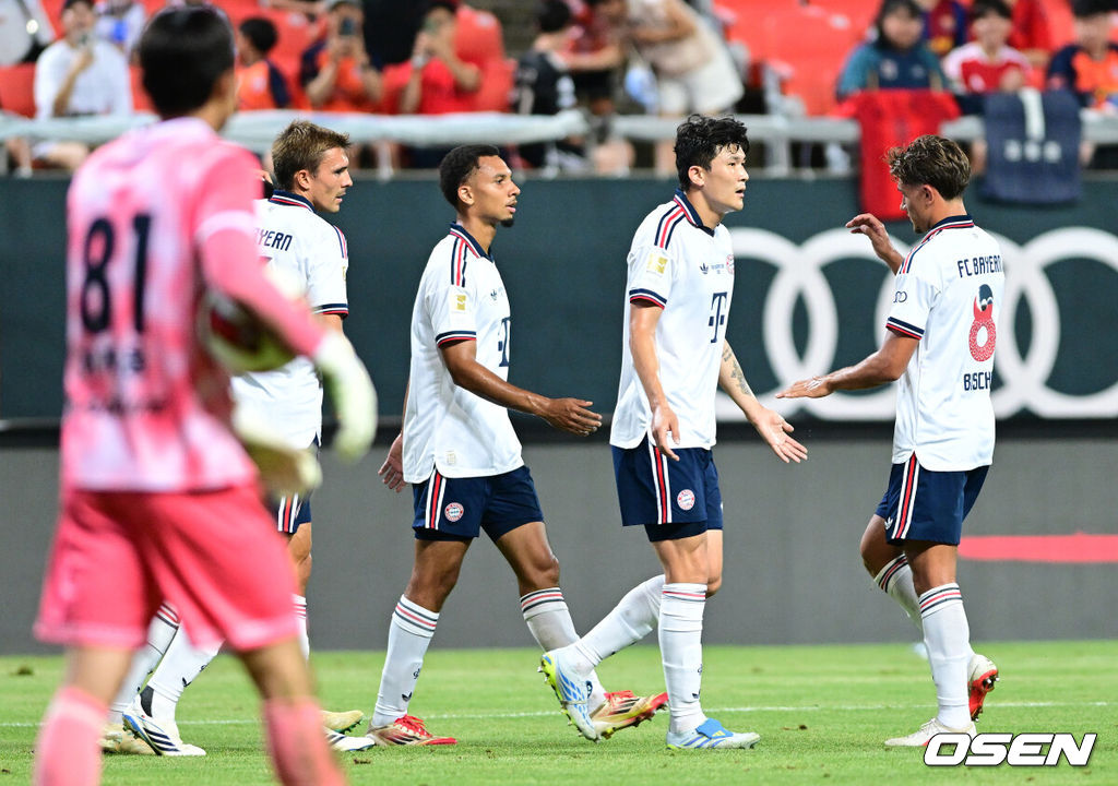 4일 오후 제주월드컵경기장에서 '아우디 풋볼 써밋 2026' 제주SK FC와 FC 바이에른 뮌헨의 친선 경기가 열렸다.뱅상 콤파니 감독이 이끄는 바이에른 뮌헨은 이번 아시아 투어 명단에 대한민국 국가대표 수비수 김민재를 비롯해 주장 마누엘 노이어, 요주아 키미히, 요나탄 타, 요시프 스타니시치, 루이스 디아스, 주앙 팔리냐, 콘라트 라이머 등 26명을 포함시켰다. 세르지우 코스타 감독이 이끄는 제주는 K리그1 최근 5경기 무패를 이어가며 독일 분데스리가 챔피언을 상대로 어떤 경기력을 보여줄지 관심을 모은다.전반 뮌헨 차베스가 선제골을 작렬시키고 동료들과 인사를 나누고 있다. 2026.08.04 / dreamer@osen.co.kr
