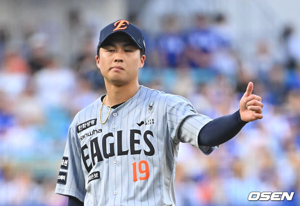 4일 대구삼성라이온즈파크에서 2026 신한 SOL KBO 리그 삼성 라이온즈와 한화 이글스의 경기가 열렸다. 홈팀 삼성은 양창섭이, 방문팀 한화는 왕옌청이 선발 출전했다. 한화 이글스 선발 투수 왕옌청이 1회말 무사 1루 삼성 라이온즈 김성윤을 2루수 병살로 잡고 엄지척을 하고 있다. 2026.08.04 / foto0307@osen.co.kr